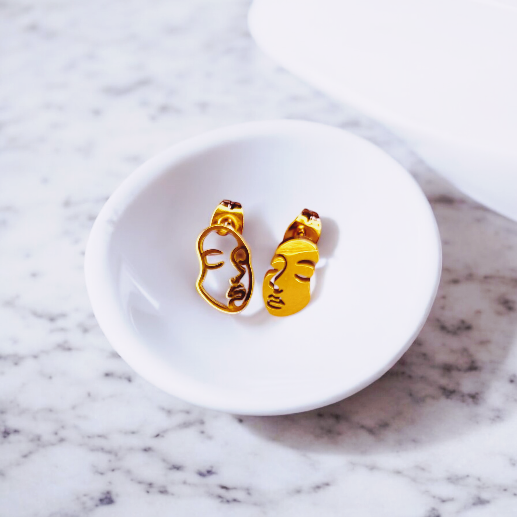 it's giving contour studs